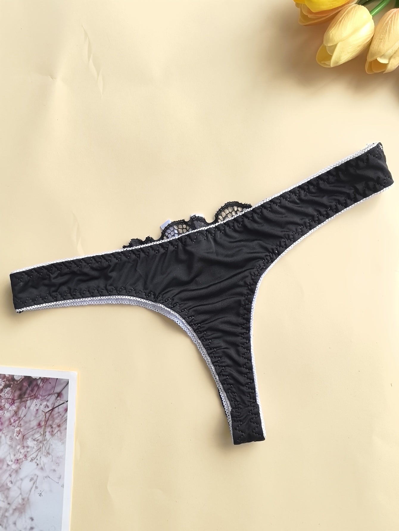 High-Quality French Lace Sexy Women'S Bra And Thong Panty Set with Exquisite Deep V Neckline