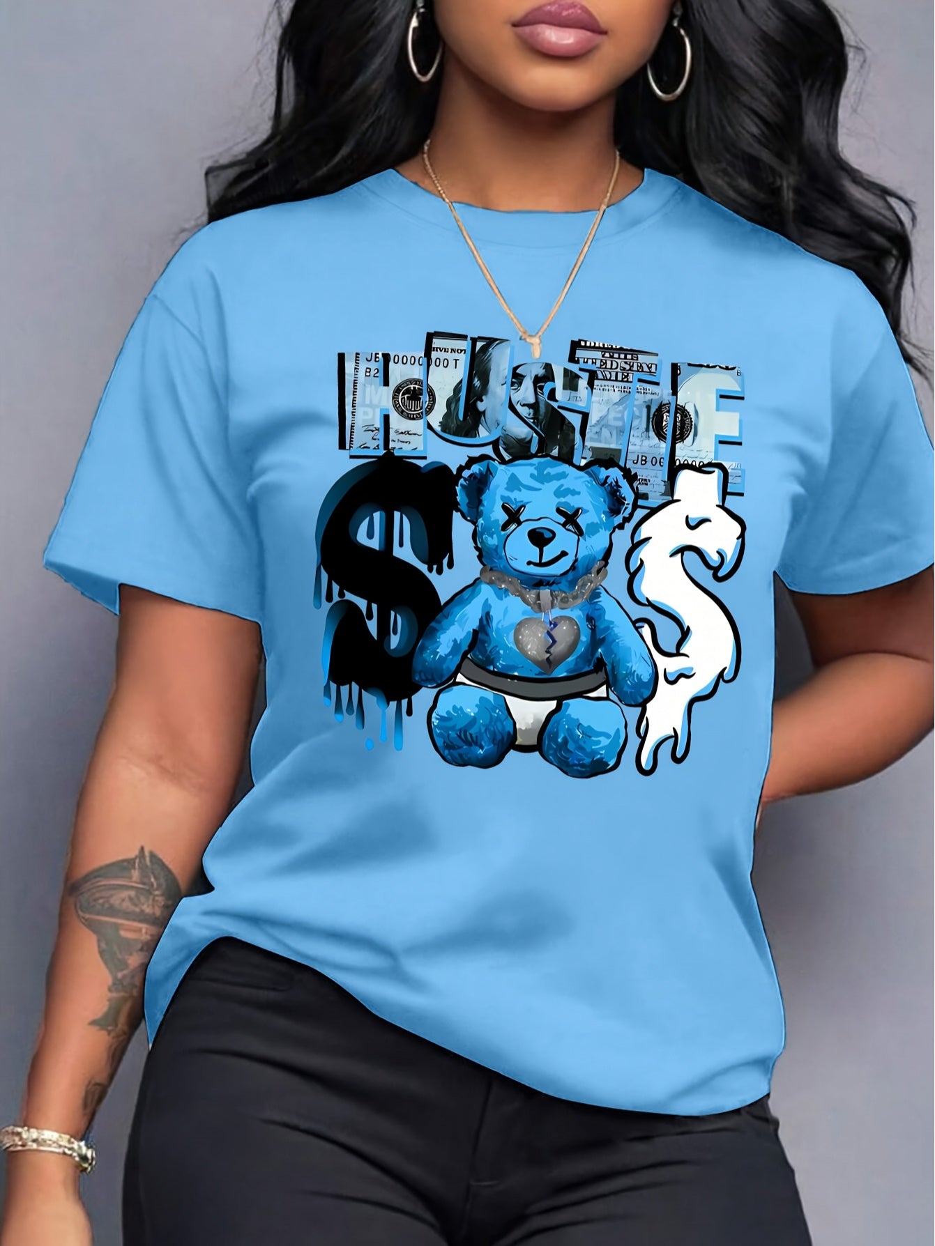 Women'S Light Blue Bear Print T-Shirt-Short Sleeve Round Neck Casual Top with HUSTLE Slogan And Dollar Sign Design, Machine Washable for All Seasons, Comfortable Fit, Featuring a Playful Bear Holding a Heart And Dollar Signs, Medium Stretch Fabric, And Ve