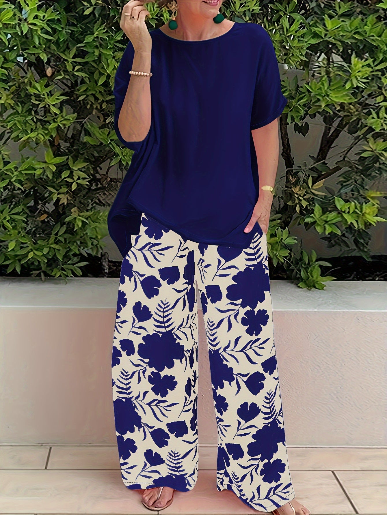 Plus Size Women's Botanical Print Two-Piece Set- Round Neck Tops with Random Floral Print Wide Leg Pants Featuring Pockets, Perfect for Spring and Summer Casual or Stylish Outfits