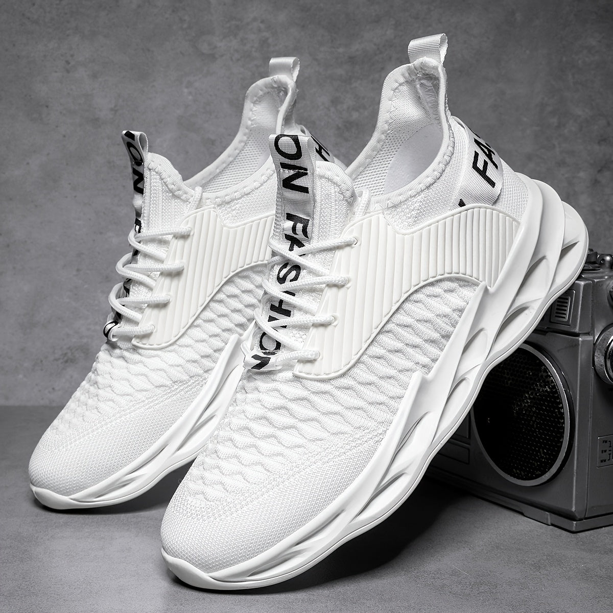 A Pair Of Fashionable, Breathable Knitted Running Shoes For Men And Women Suitable For All Seasons.