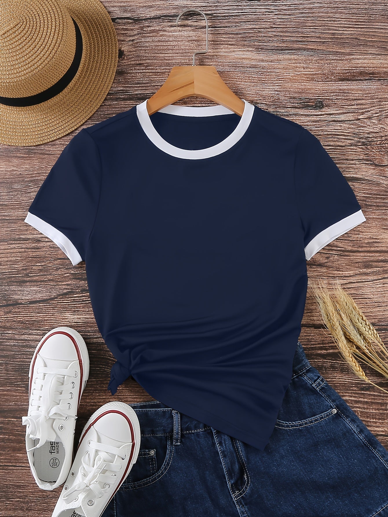 Short-Sleeved T-Shirt with Contrast Trim, a Casual Crew Neck Top Suitable for Spring And Summer, Designed for Women
