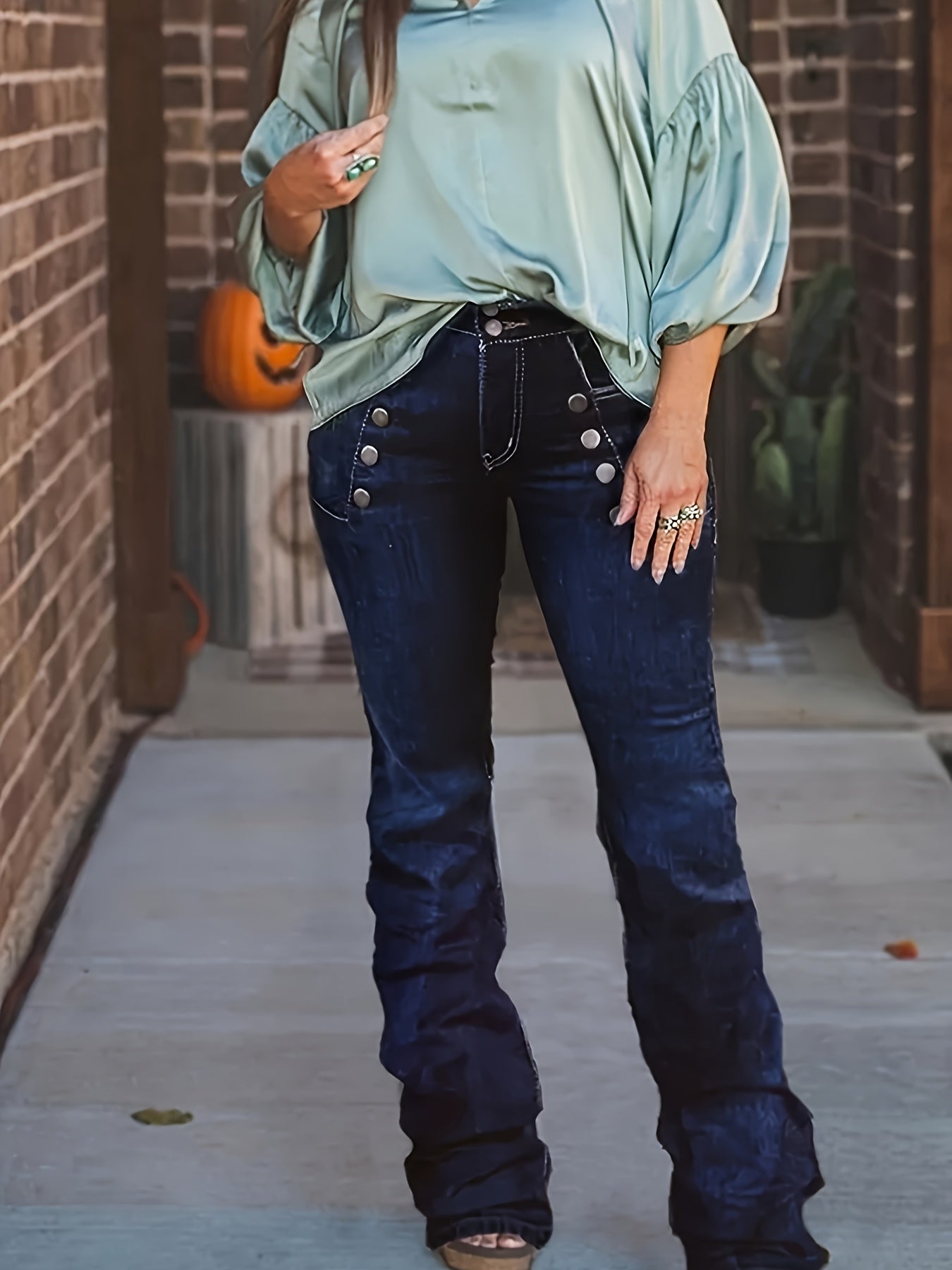 This Fashionable Women'S Ensemble from an American High Street Showcases Punk-Inspired Buttons Matched with Flared Jeans, Making These High-Waisted Fitted Denim Pants Ideal for Women
