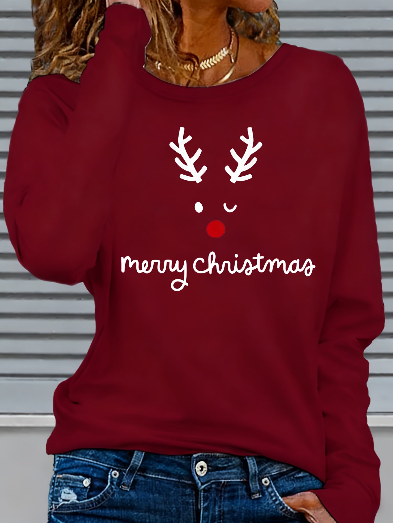 Women's Christmas Print Sweatshirt - Reindeer Pattern with "Merry Christmas" Lettering, Comfortable Crew Neck Long-sleeved Pullover, Casual Top for Autumn And Spring, Machine Washable, Perfect for Holiday Parties And Winter Wear.