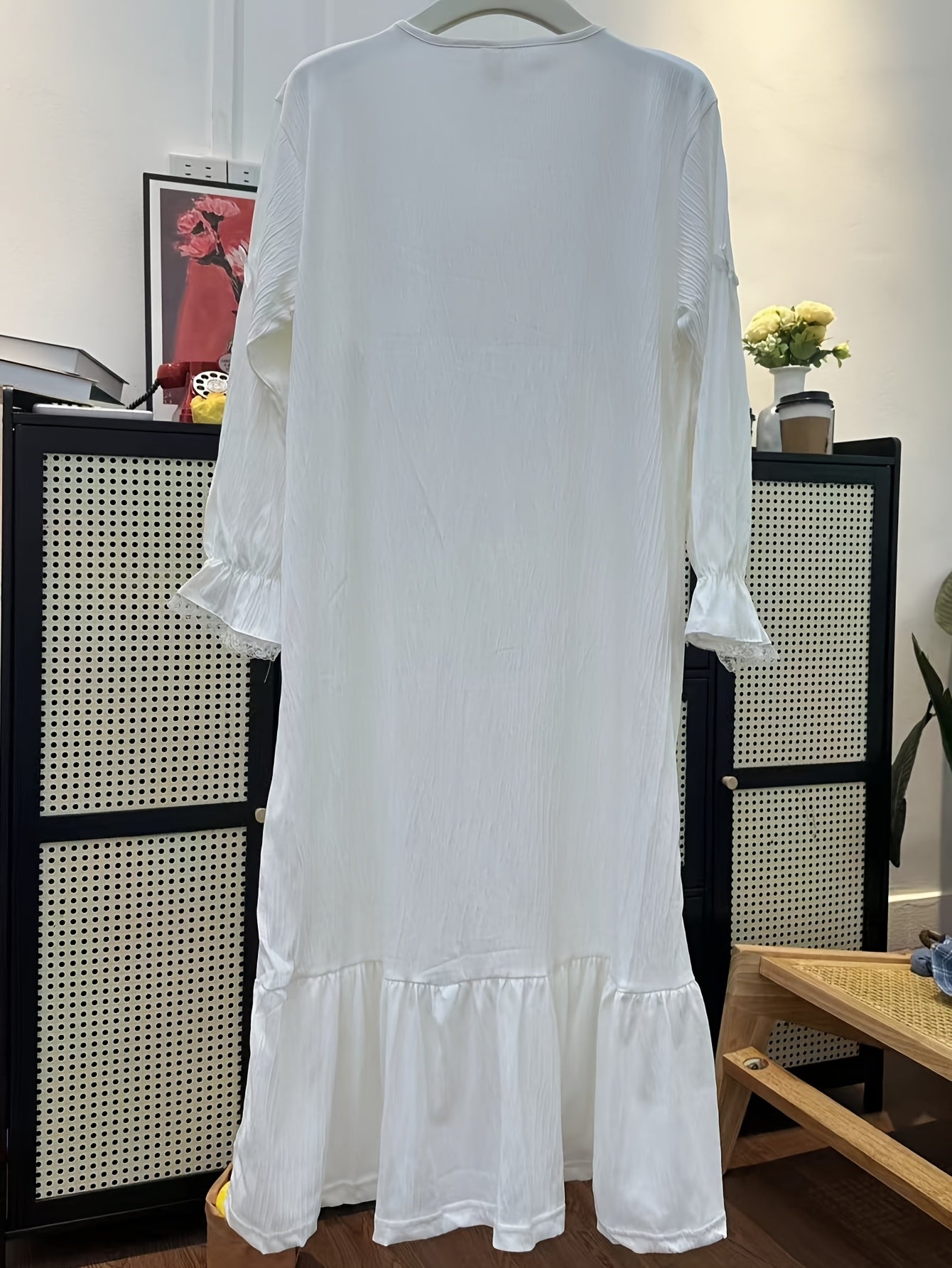 A Single French Court V-Neck Lace-Trimmed Princess Nightgown - a Solid White, Long-Sleeved, Flowing Garment That Is Cozy Enough for Home Wear, Suitable for All Seasons, This Luxurious Adult Nightgown Features Elegant Long Sleeves And Lace