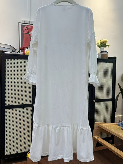 A Single French Court V-Neck Lace-Trimmed Princess Nightgown - a Solid White, Long-Sleeved, Flowing Garment That Is Cozy Enough for Home Wear, Suitable for All Seasons, This Luxurious Adult Nightgown Features Elegant Long Sleeves And Lace