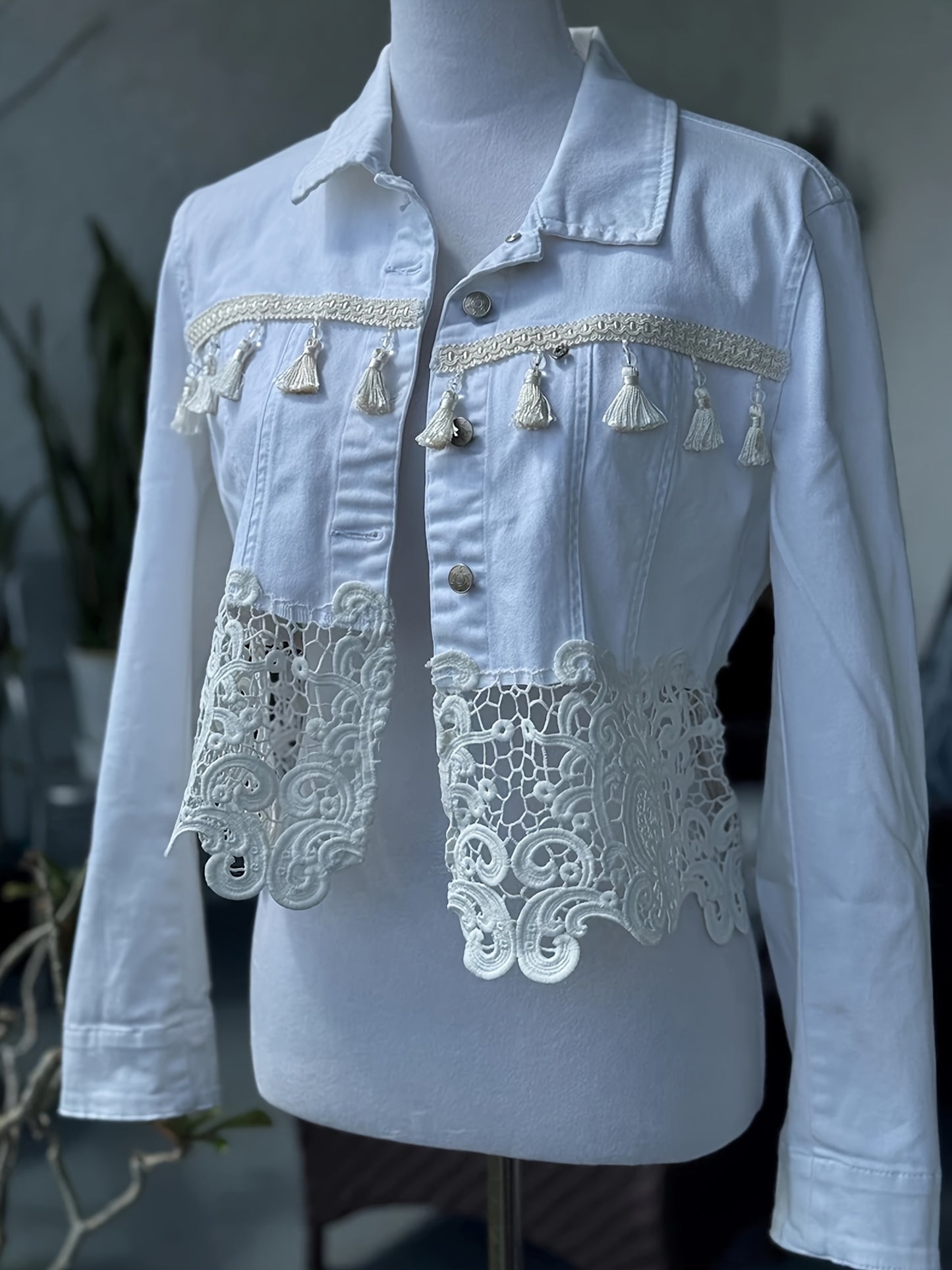 25AW+ Women'S Stylish Short Denim Jacket with Lace Details, Showcasing Patchwork Lace Design And Tassel Accents, Casual White Denim Top, Ideal for Spring And Fall