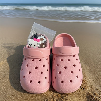 A pair of new summer casual, versatile, cute and sweet cartoon bear Hello Kitty Kitty girl's flip-flops with a soft and comfortable inner lining, and a quiet and -slip boy's flip-flops for outdoor beach vacations