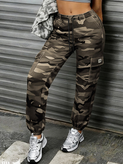 Women's Casual Camouflage Work Pants with Large Patch Pockets, Elastic Drawstring Waistband, and Tapered Cuffs, Suitable for Daily Outdoor Leisure Wear