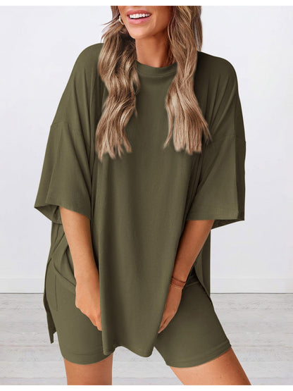 A Two-Piece Outfit Consisting of a Relaxed-Fit Solid Color Short-Sleeve Top And Shorts, Perfect for The Spring/Summer 2026 Season