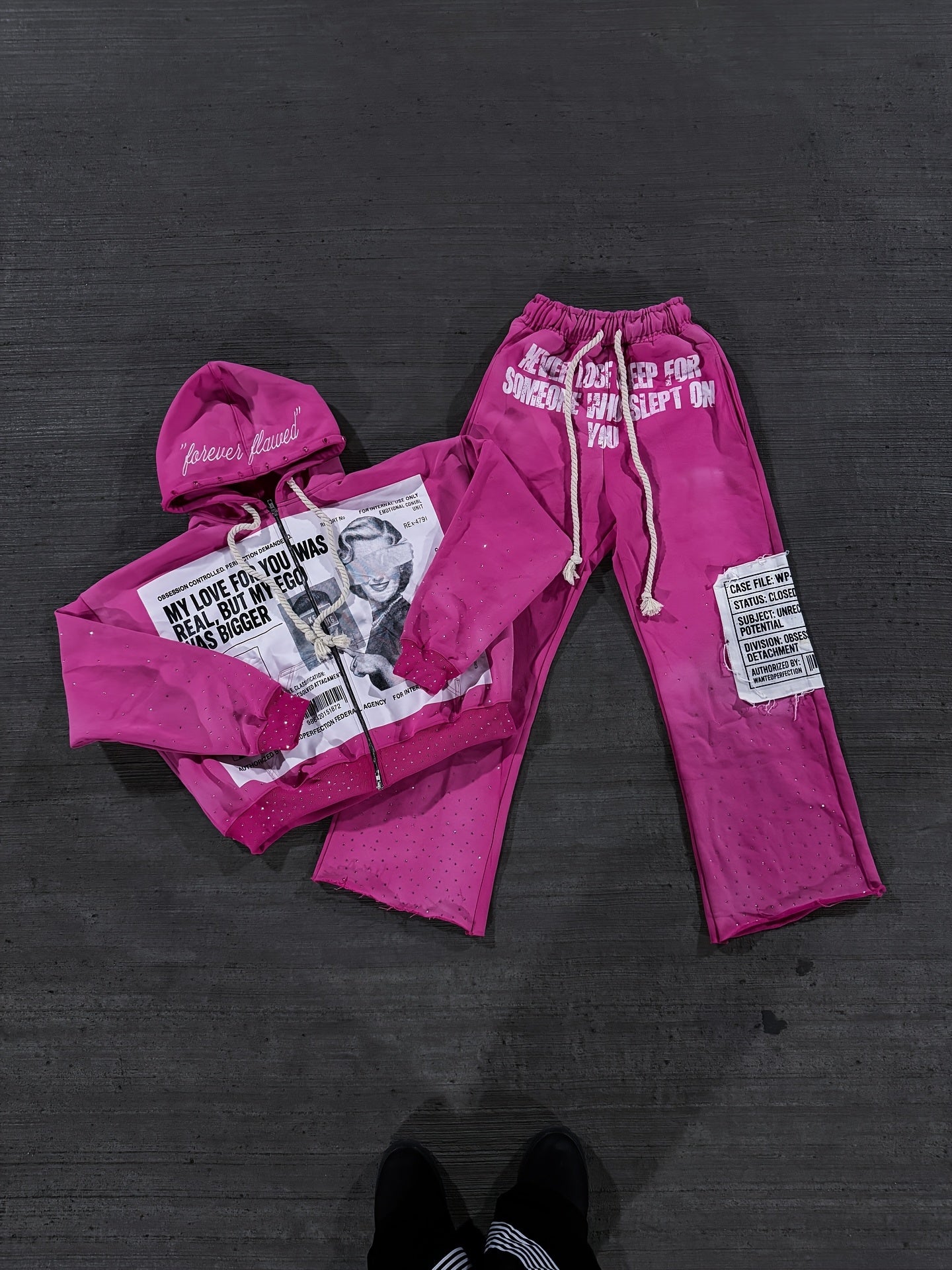 Trendy American Hoodie with a Unique Design, Featuring a Loose Fit Suitable for All Genders, Inspired by Hip-Hop And Harajuku Styles. This Dark Sweatshirt Is Part of a Viral Clothing Brand, Perfect for Streetwear Enthusiasts